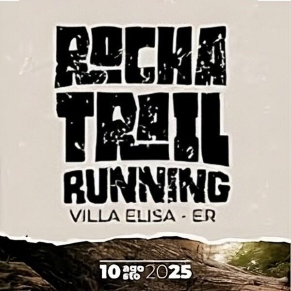 Logotipo de Rocha Trail Running 2025: texto negro sobre fondo claro ‘Rocha Trail Running Villa Elisa ER’ y fecha ‘10 ago 2025’ sobre fotografía de trail junto al río y troncos, transmitiendo naturaleza y espíritu off-road.”