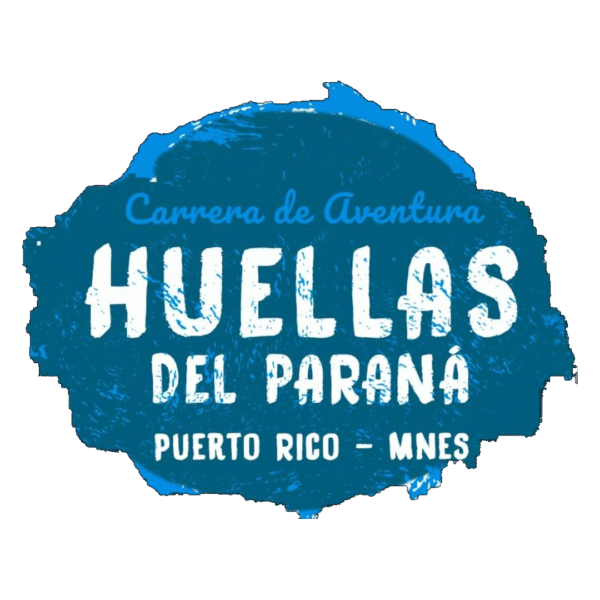 Logo “Huellas del Paraná” en azul con textura de pincel, texto “Carrera de Aventura – Puerto Rico, Misiones”, sobre fondo claro